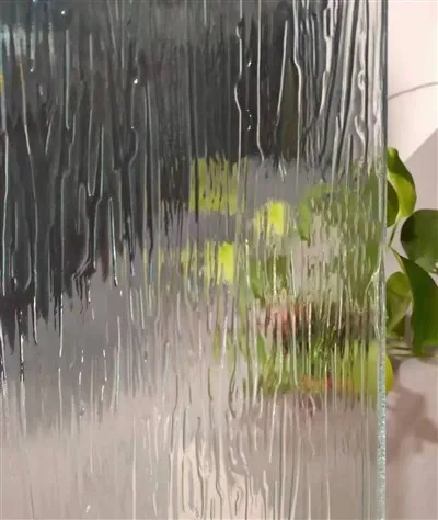 Átlátszó mintás üveg